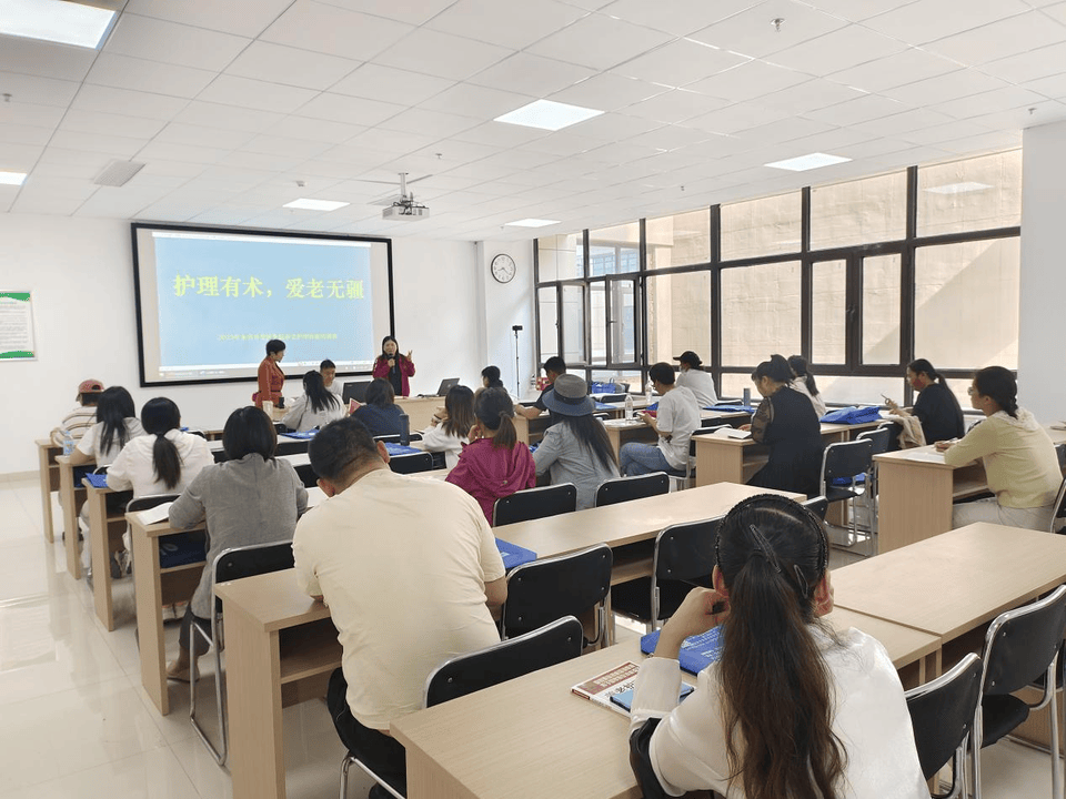 培訓(xùn)結(jié)業(yè)就地招聘，就業(yè)困難人員從課堂一步跨到職場:職場招聘