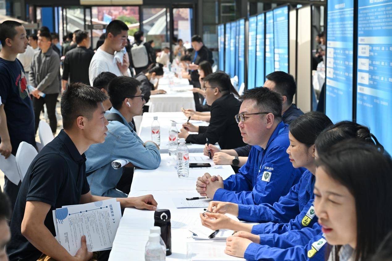 “戎耀三秦”專場招聘啟幕 助力退役軍人開啟職場新征程:職場招聘
